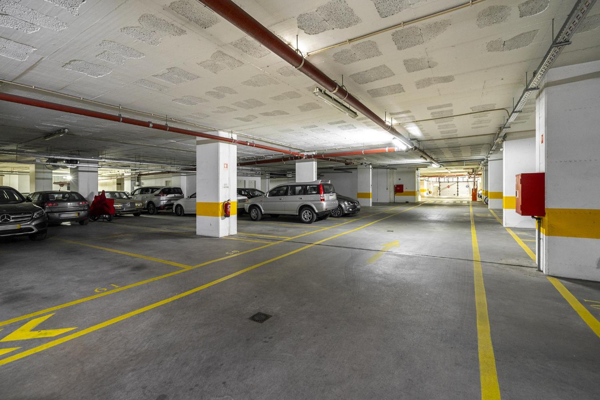 Whome Family Condo - Urban Retreat With Parking, Ac, Elevator In Great Location Lisbon Exterior photo